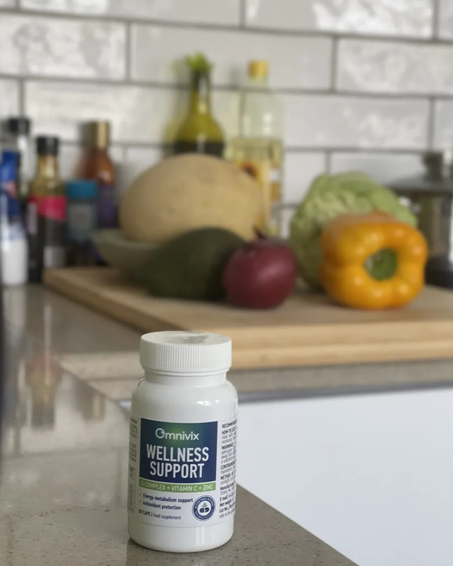 Flacone di Omnivix in cucina, con verdure fresche sul tagliere